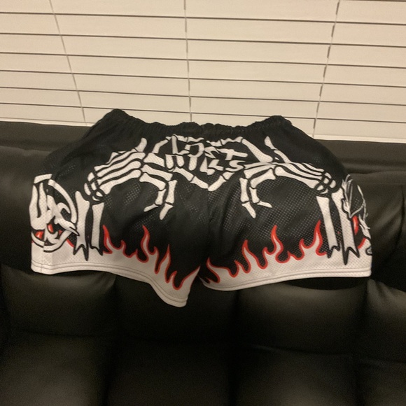 Lost Hills X Sad Boyz Graphic Skull Shorts Size XL - Picture 2 of 3